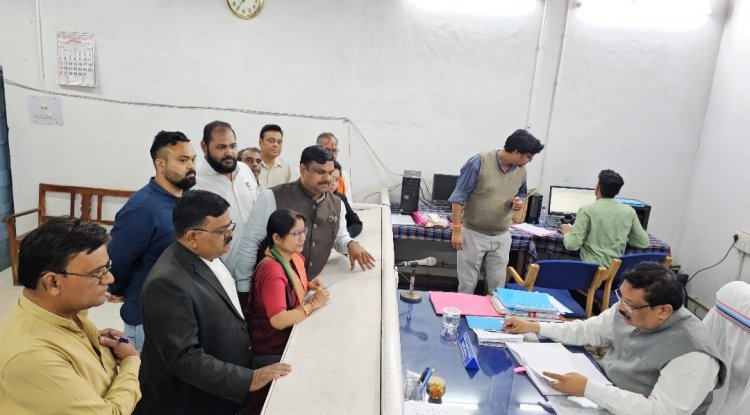 भाजपा प्रत्याशी अलका बाघमार ने विधायक गजेन्द्र यादव के साथ दाखिल किया नामांकन
