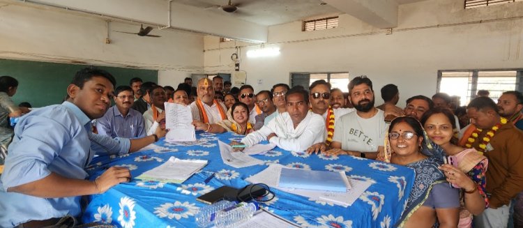 उतई नगर पंचायत अध्यक्ष व पार्षद के नामांकन दाखिला में पहुंचे दुर्ग ग्रामीण विधायक ललित चंद्राकर