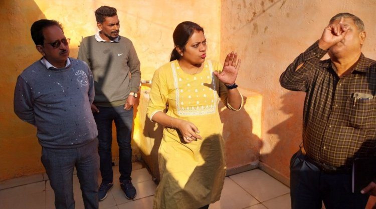 शौचालय मरम्मत में लीपा पोती पर नाराज हुई रिसाली निगम आयुक्त, एस.एल.आर.एम. के कर्मचारियों को मास्क लगाने की हिदायत