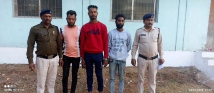 थाना सिटी कोतवाली दुर्ग की कार्यवाही, दुकान में घुसकर जान से मारने की धमकी देकर गाली गलौज कर मारने पीटने तथा अवैध रूप से पैसे की मांग करने वाले 03 आरोपी को पुलिस ने किया गिरफ्तार