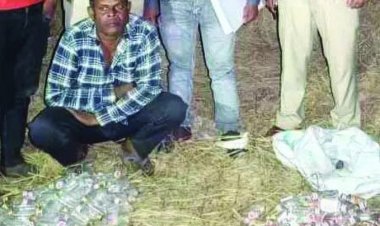 महासमुंद के तुमगांव नगर पंचायत अध्यक्ष पद के निर्दलीय प्रत्याशी बलरामकांत साहू के भाई के घर से 2 पेटी शराब जब्त, आकबारी विभाग ने की कार्रवाई