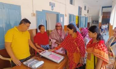 वार्डो में ईवीएम मशीन का प्रदर्शन का अंतिम दिन,मतदाताओं में भारी जोश,कहा ईवीएम मशीन से मतदान करना आसान