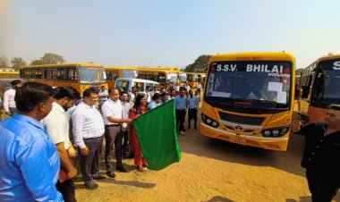 कलेक्टर एवं जिला निर्वाचन अधिकारी सुश्री चौधरी ने हरी झंडी दिखाकर मतदान दल वाहन को किया रवाना   