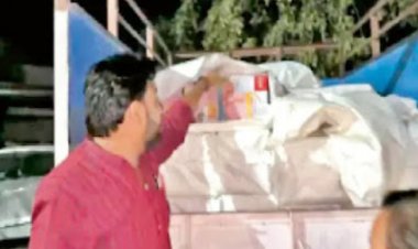 छत्तीसगढ़ के कवर्धा जिले में  नगर पालिका चुनाव में पैसे बाँटने वाटर कैन के अन्दर रखकर लाये जा रहे  लिफाफों में 2 लाख रूपये  पकड़ाया