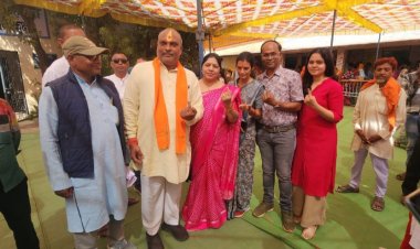 दुर्ग ग्रामीण विधायक ललित चंद्राकर ने कोलिहापुरी मतदान केन्द्र में सह परिवार किया मतदान