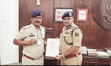झारखंड रांची में आयोजित 68वीं ऑल इंडिया पुलिस ड्यूटी मीट 2024-25 में दुर्ग रेंज के सहायक उपनिरीक्षक का शानदार प्रदर्शन कर सिल्वर मेडल प्राप्त किया