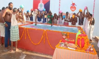 महाकुंभ के गंगाजल से  जेल के कैदियों ने किया स्नान