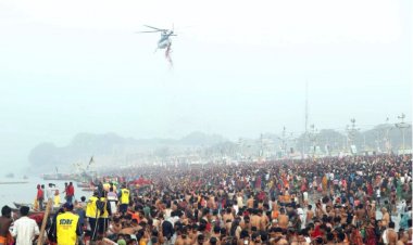 दुनिया के सबसे बड़े आयोजन महाकुंभ का आज आखिरी दिन, श्रद्धालु आखिरी पवित्र स्नान में शामिल होने के लिए त्रिवेणी संगम पर पहुंचे, की गई पुष्प वर्षा