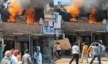 फर्नीचर दुकान में लगी भीषण आग : सारा सामान हुआ जलकर खाक, अब तक नहीं पहुंची फायर ब्रिगेड की टीम