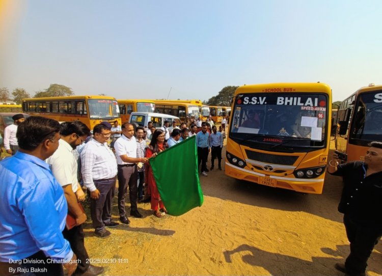 कलेक्टर एवं जिला निर्वाचन अधिकारी सुश्री चौधरी ने हरी झंडी दिखाकर मतदान दल वाहन को किया रवाना