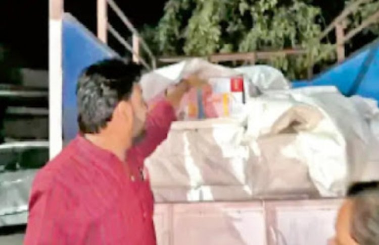 छत्तीसगढ़ के कवर्धा जिले में नगर पालिका चुनाव में पैसे बाँटने वाटर कैन के अन्दर रखकर लाये जा रहे लिफाफों में 2 लाख रूपये पकड़ाया