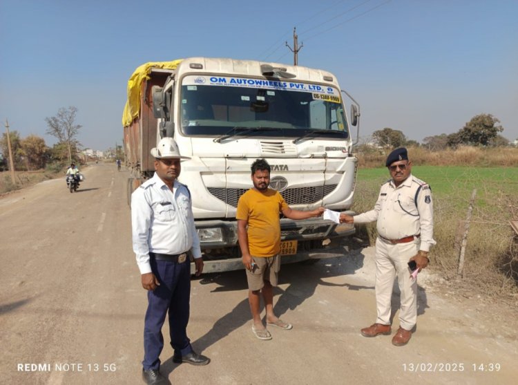 यातायात पुलिस दुर्ग द्वारा दो दिन में 15 भारी वाहनो पर कार्यवाही करते हुए 36 हजार रूपये समन शुल्क वसूल किया गया