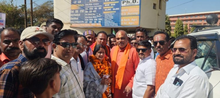 अल्का बाघमार को उनकी शानदार विजय होने पर दुर्ग ग्रामीण विधायक ललित चंद्राकर ने हार्दिक बधाई एवं शुभकामनाएं प्रेषित किया
