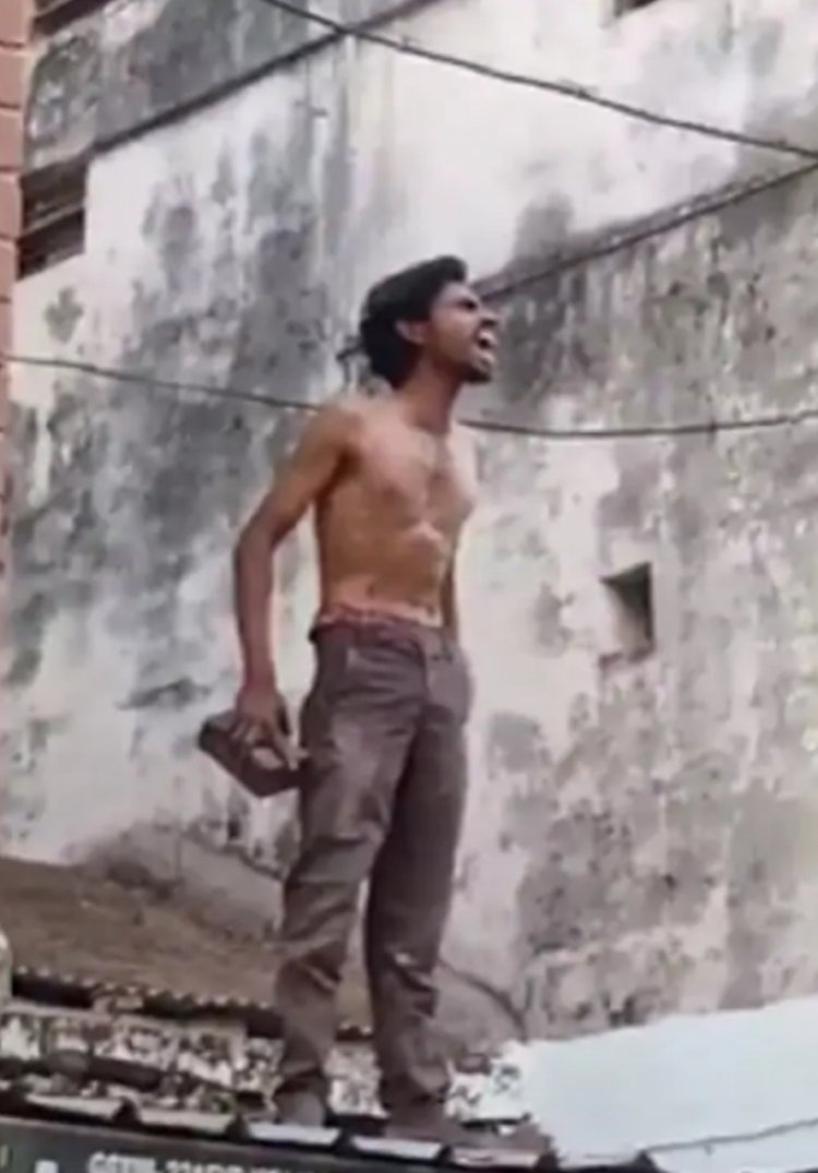 दुर्ग में एक सिरफिरे युवक ने पुलिस की नाक में किया दम,उसने मकान की छत पर चढ़कर राहगीरों पर जमकर बरसाए पत्थर