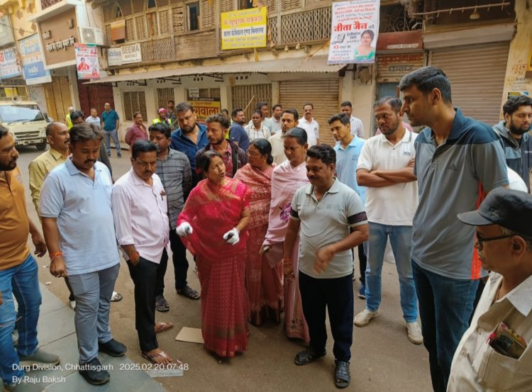 महापौर ने इंदिरा मार्केट क्षेत्र में तीन घंटे घूमकर देखी सफाई सहित अन्य व्यवस्था,लोगो से रूबरू होकर जाना उनकी समस्या