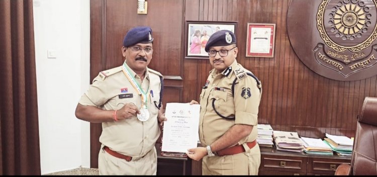 झारखंड रांची में आयोजित 68वीं ऑल इंडिया पुलिस ड्यूटी मीट 2024-25 में दुर्ग रेंज के सहायक उपनिरीक्षक का शानदार प्रदर्शन कर सिल्वर मेडल प्राप्त किया