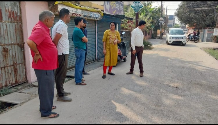 14 लाख की सड़क से उठ रहा धूल का गुबार, रिसाली निगम आयुक्त ने मौके पर अभियंता को फटकारा,गुणवत्ता सुधार के निर्देश