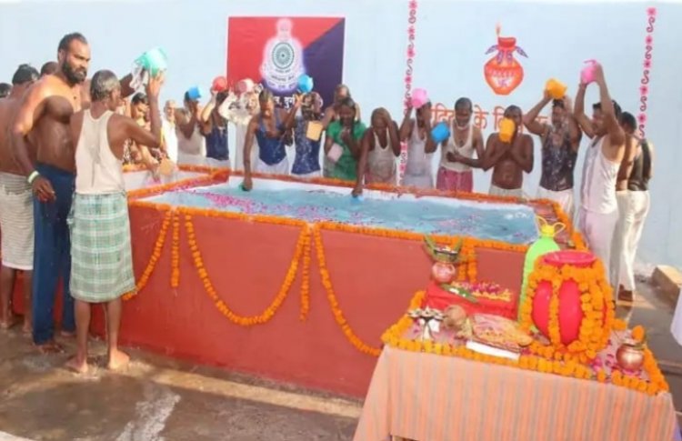 महाकुंभ के गंगाजल से जेल के कैदियों ने किया स्नान