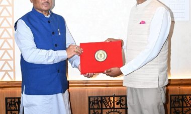 छत्तीसगढ़ में पहली बार हस्तलिखित बजट पेश, वित्त मंत्री ओपी चौधरी ने किए हस्ताक्षर,100 पृष्ठों में वित्त मंत्री ने हाथ से लिखा ऐतिहासिक बजट