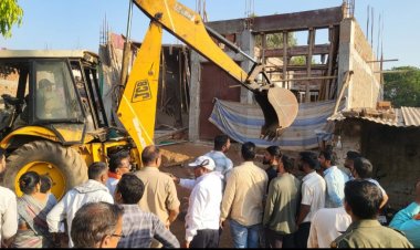 दक्षिण गंगोत्री के अवैघ निर्माण को 24 घंटे के अंदर जे.सी.बी. से ध्वस्त किया गया