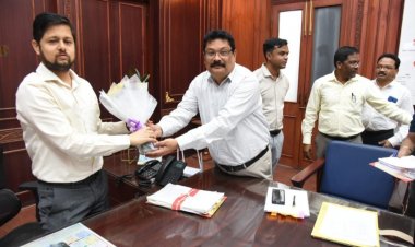 नव पदस्थ कलेक्टर अभिजीत सिंह ने पदभार ग्रहण किया