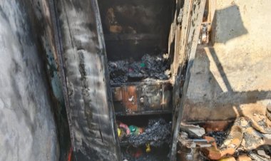 छावनी थाना अंतर्गत  शारदापारा कैंप-2 वार्ड 32 के एक मकान में आग लगने से रुपए, गहने सहित सारा सामान जलकर खाक