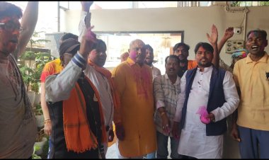 दुर्ग ग्रामीण विधायक ललित चंद्राकर अपने निवास स्थान में ग्रामीणों संग हर्षोल्लास से मनाई होली
