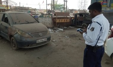 पावर हाउस ब्रिज के नीचे खडी कण्डम वाहनों पर यातायात पुलिस दुर्ग द्वारा की गई कार्यवाही