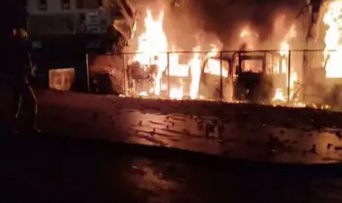 भिलाई नगर थाना क्षेत्र अंतर्गत सेक्टर 10 बी मार्केट स्थित  कार गैरेज में आगजनी, जलकर कई गाड़ियां खाक