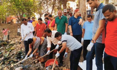 महापौर,सभापति,कमिश्नर,पार्षद और सैकड़ों नागरिकों ने तालाब सफाई का लिया संकल्प,महापौर,सभापति व कमिश्नर ने पकड़ा फावड़ा, नागरिकों ने उठाया कचरा