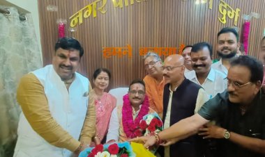 विधायक व महापौर के मौजूदगी में सभापति श्याम शर्मा ने निगम मुख्यालय सभापति कक्ष में शंख ध्वनि वैदिक मंत्रोच्चार के मध्य पूजा-अर्चना की