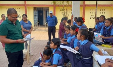 स्कूल में निगम द्वारा नवनिर्मित बैडमिंटन कोर्ट एवं समग्र शिक्षा के तहत भवन का निरीक्षण के दौरान आयुक्त बच्चो को लगे पढ़ाने