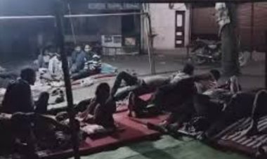 वित्तमंत्री के जिले में रोड बनवाने 40 घंटे से धरना,महिला-बच्चे भी उतरे