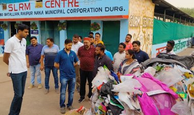 कलेक्टर पहुँचे आयुक्त के साथ वार्ड क्रमांक 21,कचरा कलेक्शन गाड़ी को रुकवाकर की जांच, देखें गीला-सूखा कचरा अलग-अलग है या नही