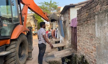 वार्ड क्रमांक 21 क्षेत्र से अतिक्रमण सड़क पर किसी ने बनाई नाली के ऊपर गॉर्डन तो किसी ने चबूतरा, नगर निगम की जेसीबी ने हटाया