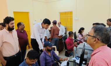 मार्च के महीने में अंतिम 7 दिन, निगम टैक्स काउंटर में कर दाताओं की उमड़ी भीड़,आयुक्त ने किया काउंटर का निरीक्षण