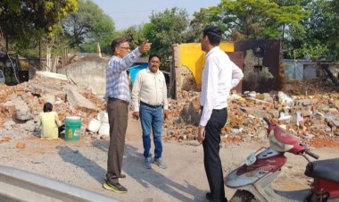 अटल परिसर निर्माण कार्य स्थल का आयुक्त ने किया अफसरो के साथ निरीक्षण,कहा शीघ्र निर्माण कार्य मे बाधित बेजा कब्जा को हटवाने दिए निर्देश