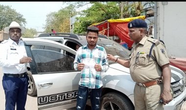 07 ब्लैक फ़िल्म लगे वाहनों पर विशेष कार्यवाही किया गया और फिल्म को कार्यवाही स्थल पर निकाला गया