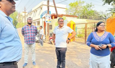 सांसद निधि एवं अधोसंरचना मद से निर्माणाधीन कार्यो का निरीक्षण करने पहुंचे आयुक्त