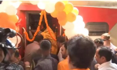 CM साय ने मुख्यमंत्री तीर्थदर्शन योजना के तहत ट्रेन को  दिखाई हरी झंडी