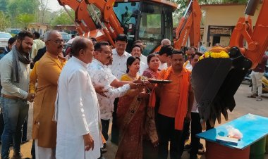 महापौर श्रीमती अलका बाघमार ने सभापति व प्रभारी के साथ नए चेन माउंटेन का शुभारंभ कर शहर सफाई के लिए किया रवाना