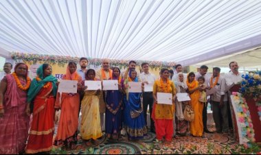 लाभार्थियों को प्रधानमंत्री आवास योजना के तहत बने नए आवास की चाबी भेंट कर उनकी खुशियों में शामिल हुए दुर्ग ग्रामीण विधायक ललित चंद्राकर