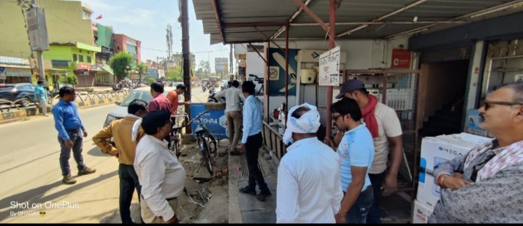 सड़क किनारे लगे बेतरतीब प्रचार सामाग्री को किया जब्त,गंदगी फैलाने पर वसूला जुर्माना