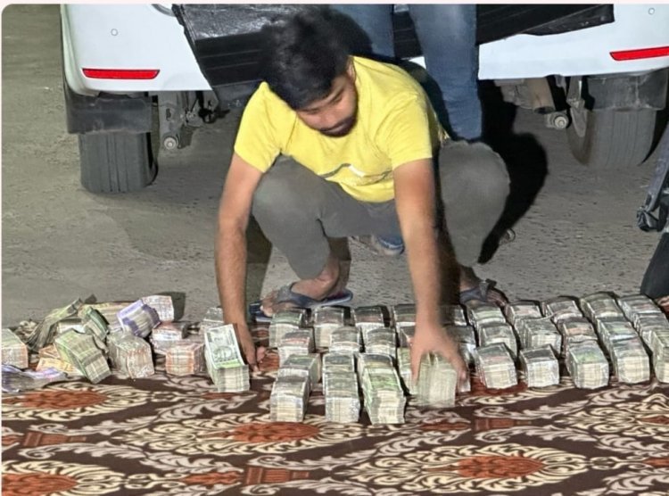 राजधानी रायपुर में चेकिंग के दौरान पुलिस ने इनोवा कार में छुपाए गए करीब 1.5 करोड़ रुपए से अधिक नगद बरामद ,2 आरोपी गिरफ्तार