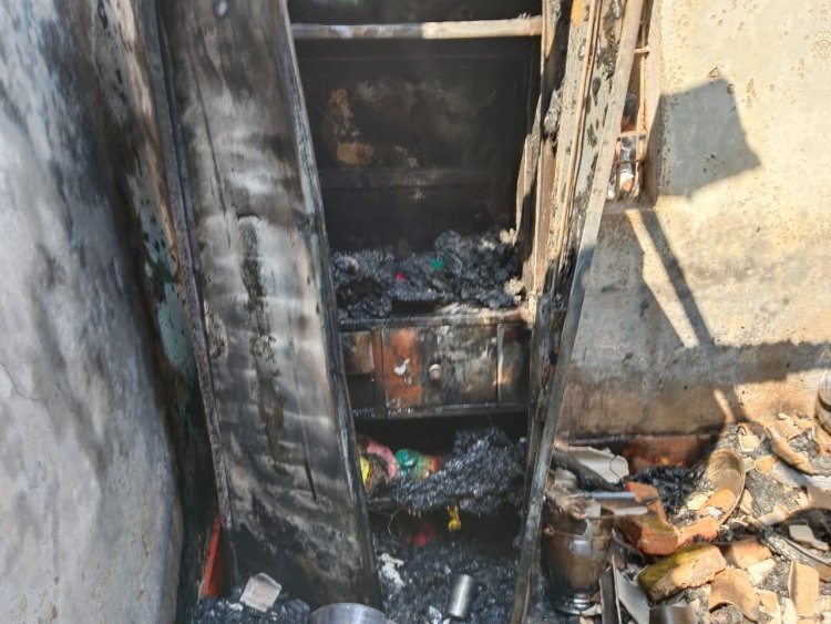 छावनी थाना अंतर्गत शारदापारा कैंप-2 वार्ड 32 के एक मकान में आग लगने से रुपए, गहने सहित सारा सामान जलकर खाक
