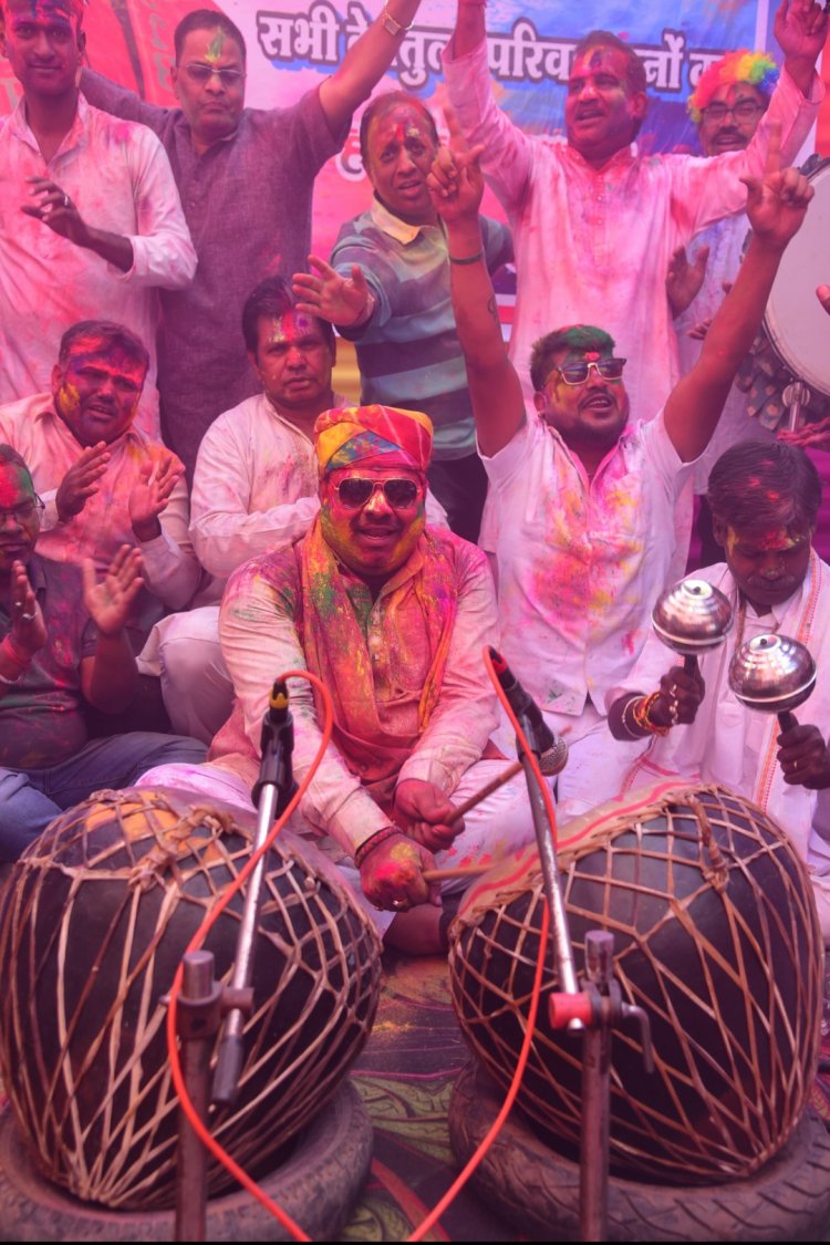 विधायक गजेन्द्र यादव संग नगाड़े की थाप पर थिरके शहरवासी,विधायक निवास में होली मिलन सम्पन्न