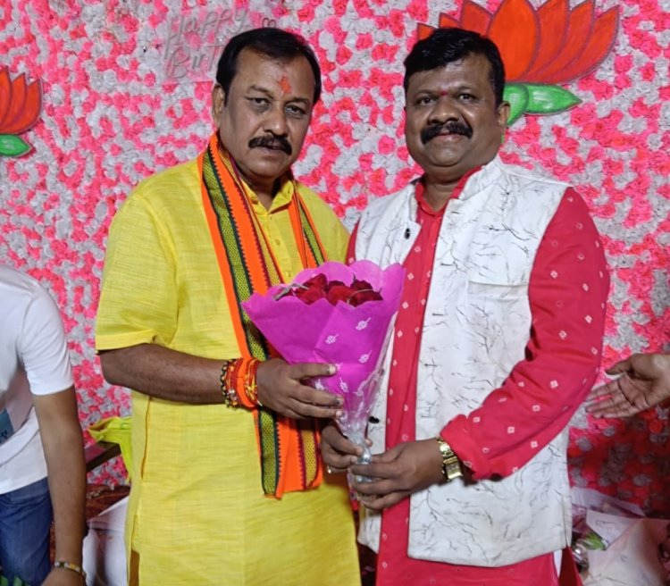 सांसद विजय बघेल को बधाई देने प्रसंशकों की उमड़ी भीड़