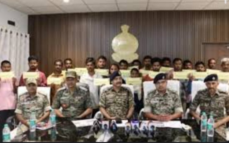 छत्तीसगढ़ में 19 नक्सलियों का आत्मसमर्पण, सरकार की पुनर्वास नीति का असर