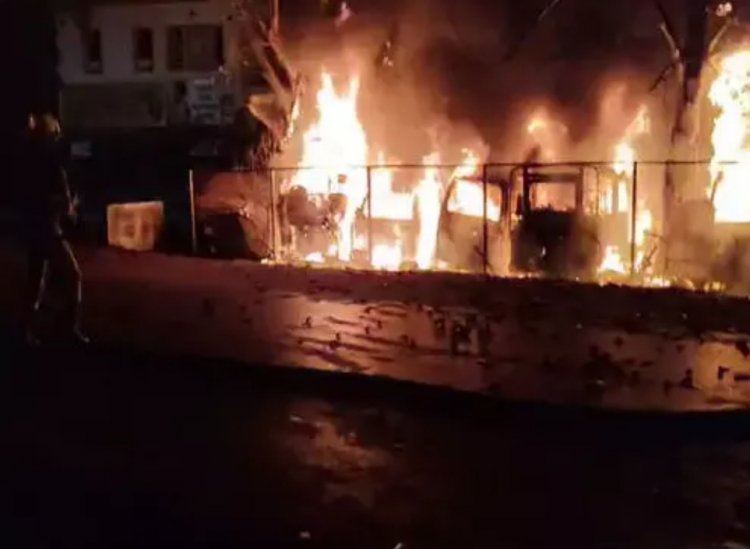 भिलाई नगर थाना क्षेत्र अंतर्गत सेक्टर 10 बी मार्केट स्थित कार गैरेज में आगजनी, जलकर कई गाड़ियां खाक