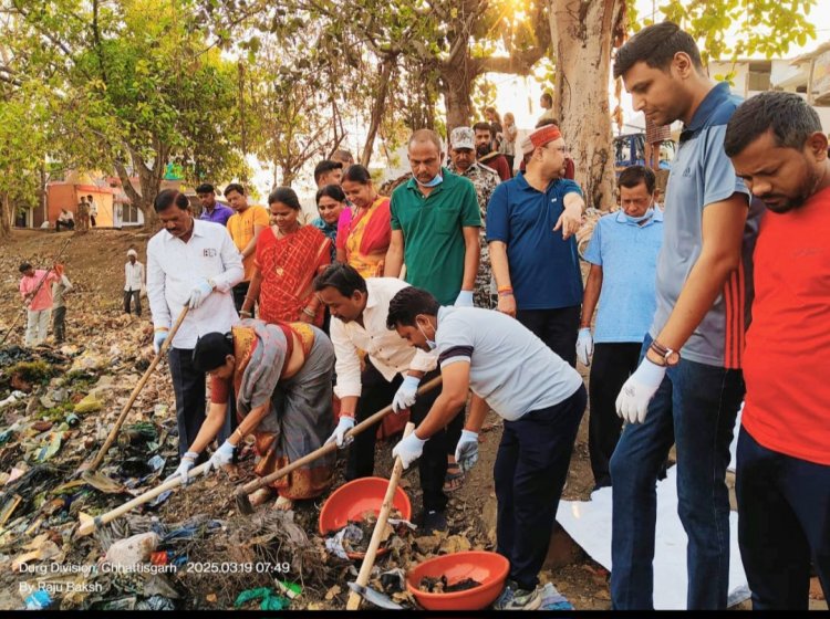 महापौर,सभापति,कमिश्नर,पार्षद और सैकड़ों नागरिकों ने तालाब सफाई का लिया संकल्प,महापौर,सभापति व कमिश्नर ने पकड़ा फावड़ा, नागरिकों ने उठाया कचरा